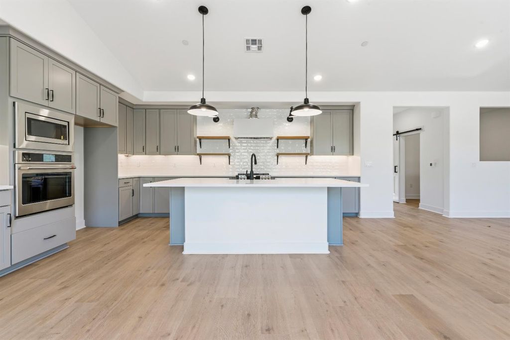 Image 5 of property listing at 8069 Cottonwood Drive, Friant, CA 93626