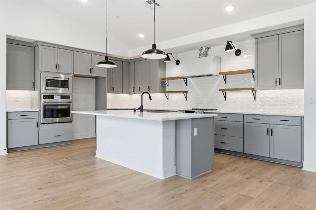 Image 6 of property listing at 8069 Cottonwood Drive, Friant, CA 93626