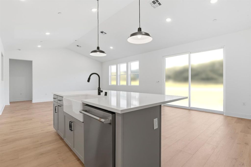 Image 8 of property listing at 8069 Cottonwood Drive, Friant, CA 93626