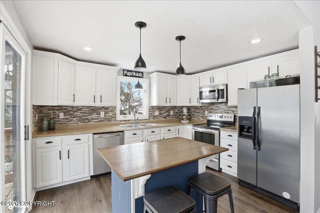 9621 Nizki Circle, Eagle River, AK 99577