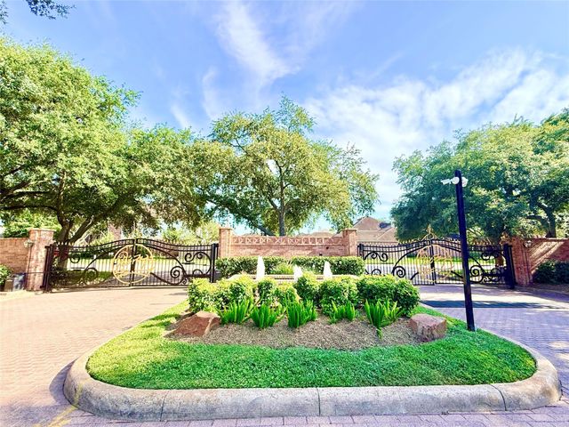 12110 Shadowpoint Drive, Houston, TX 77082