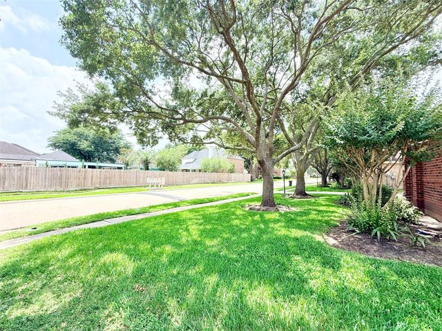 12110 Shadowpoint Drive, Houston, TX 77082