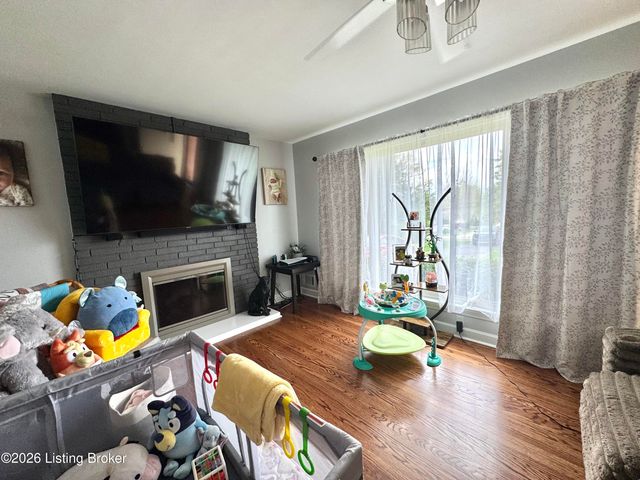 4604 Walden Dr, Louisville, KY 40229