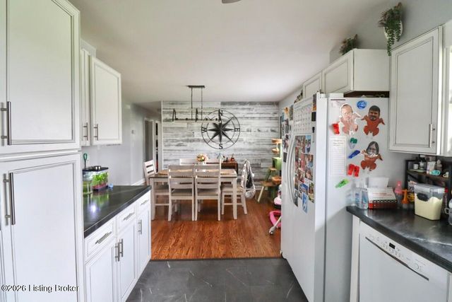 4604 Walden Dr, Louisville, KY 40229