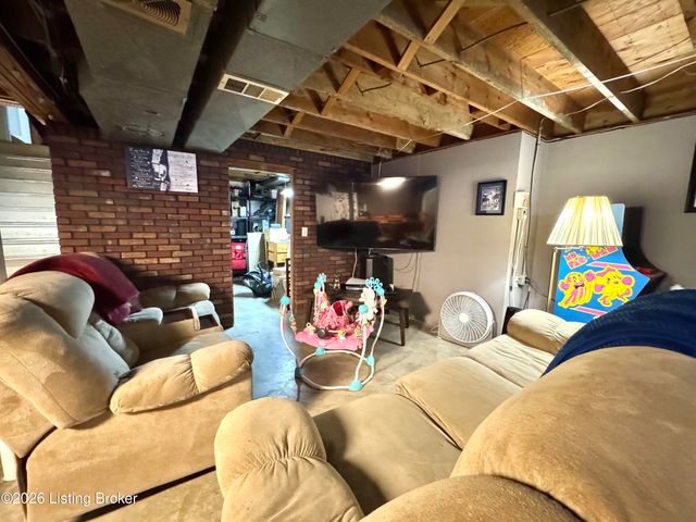 4604 Walden Dr, Louisville, KY 40229