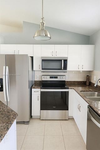 118 NE 9TH CT, Cape Coral, FL 33909