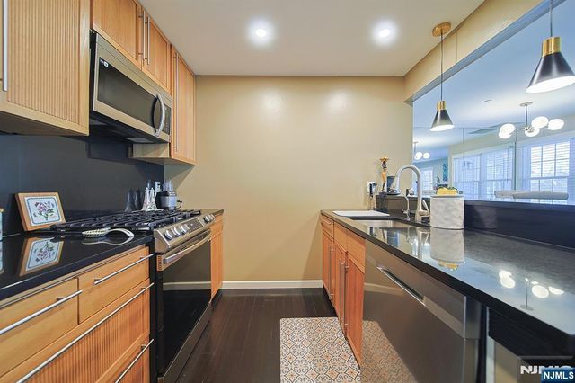 33 Markham Circle 91, Englewood, NJ 07631