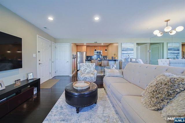 33 Markham Circle 91, Englewood, NJ 07631