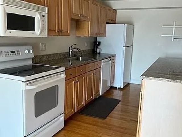 615 Main St 7, Barnstable, MA 02601