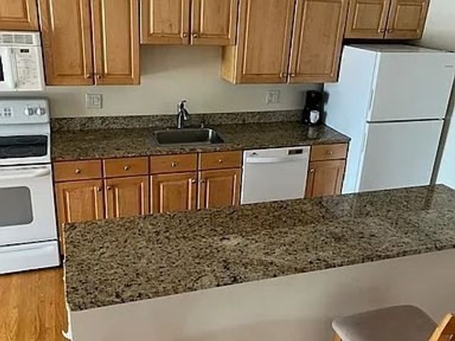 615 Main St 7, Barnstable, MA 02601