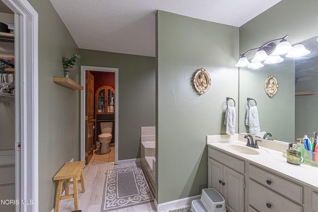 5665 Fox Hollow Court, Sylvania, OH 43560