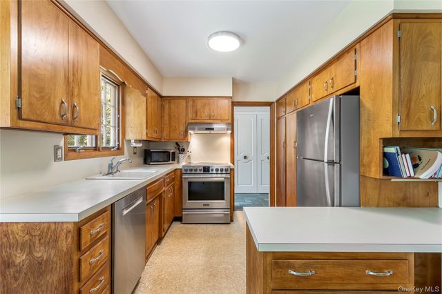 17 Pringle Road, Miller Place, NY 11764