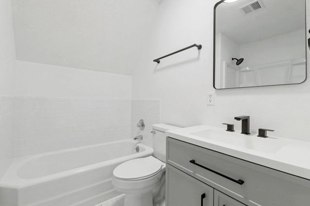 14 Woodland Dr, Augusta, KS 67010