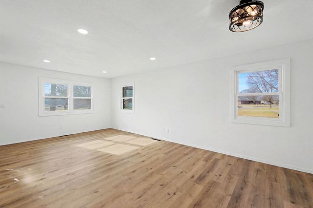 14 Woodland Dr, Augusta, KS 67010