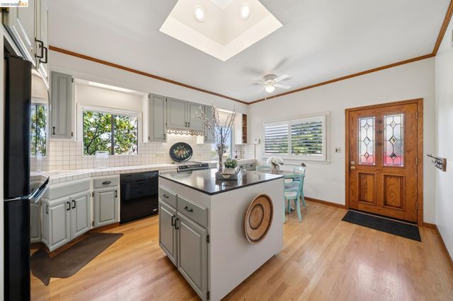 822 A St, Crockett, CA 94525