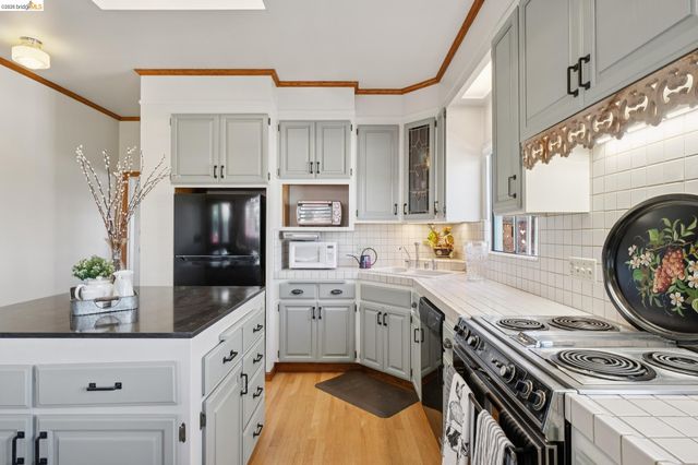 822 A St, Crockett, CA 94525