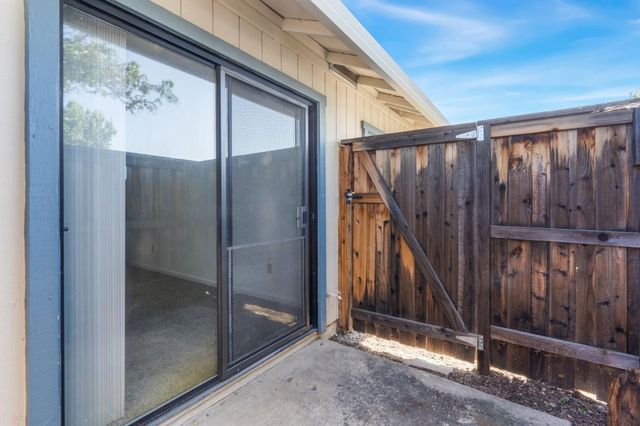 9334 Aizenberg Cir, Elk Grove, CA 95624