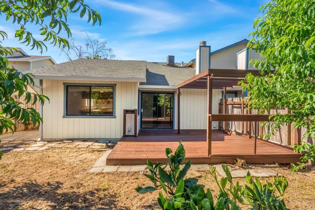 9334 Aizenberg Cir, Elk Grove, CA 95624