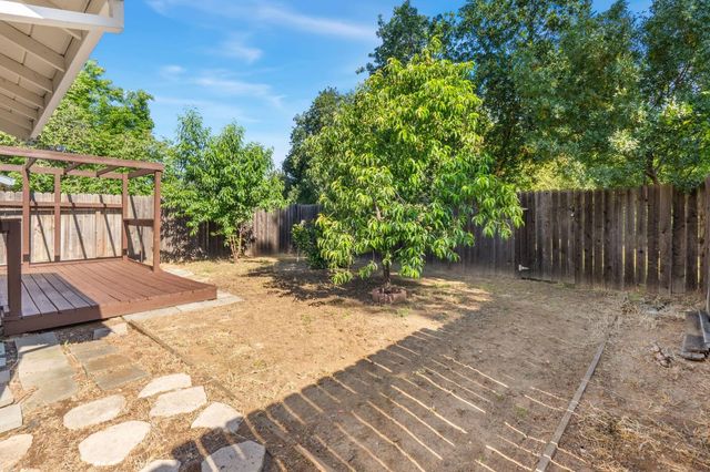 9334 Aizenberg Cir, Elk Grove, CA 95624