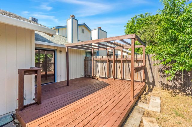 9334 Aizenberg Cir, Elk Grove, CA 95624