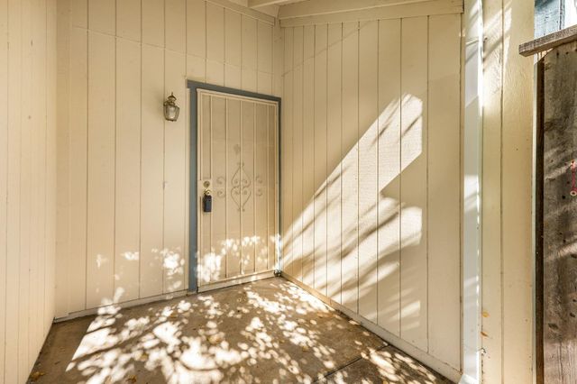 9334 Aizenberg Cir, Elk Grove, CA 95624