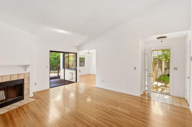 9334 Aizenberg Cir, Elk Grove, CA 95624