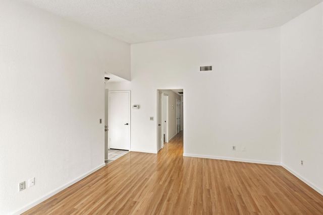 9334 Aizenberg Cir, Elk Grove, CA 95624