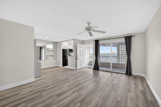 100 Shore Court 208, North Palm Beach, FL 33408