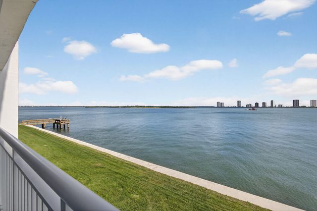 100 Shore Court 208, North Palm Beach, FL 33408