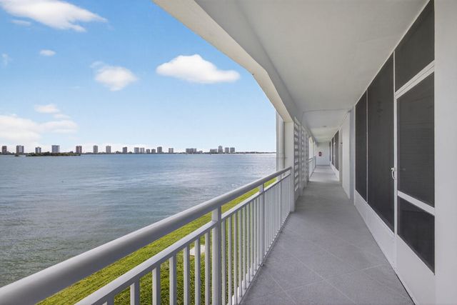 100 Shore Court 208, North Palm Beach, FL 33408