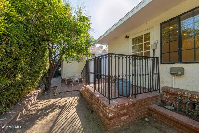 10129 Sarah Street, Toluca Lake, CA 91602