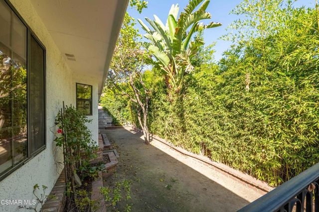 10129 Sarah Street, Toluca Lake, CA 91602