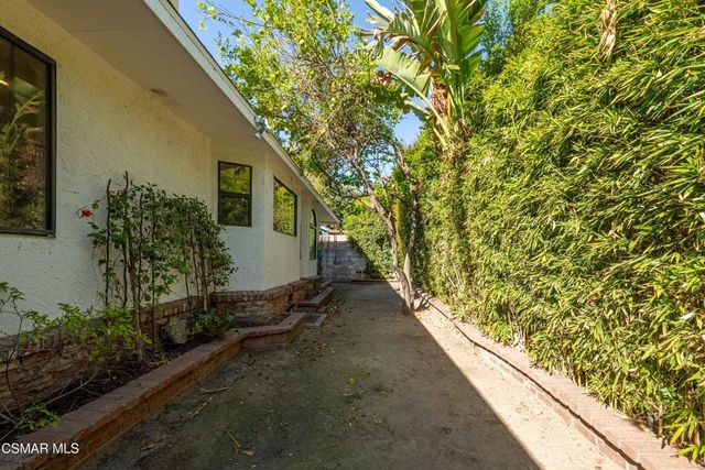 10129 Sarah Street, Toluca Lake, CA 91602