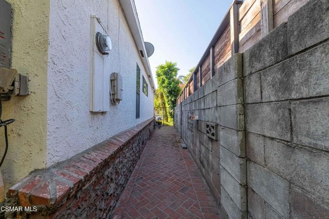 10129 Sarah Street, Toluca Lake, CA 91602