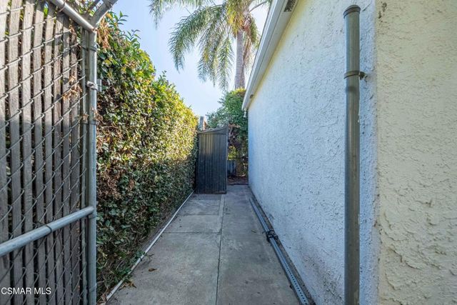 10129 Sarah Street, Toluca Lake, CA 91602