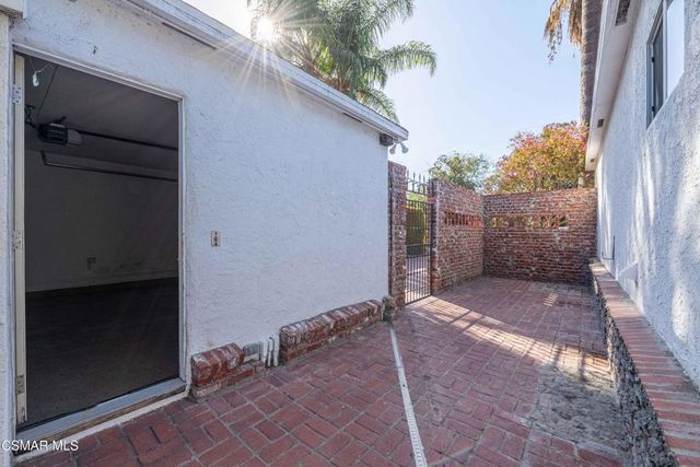 10129 Sarah Street, Toluca Lake, CA 91602