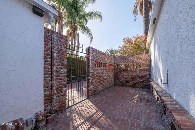 10129 Sarah Street, Toluca Lake, CA 91602