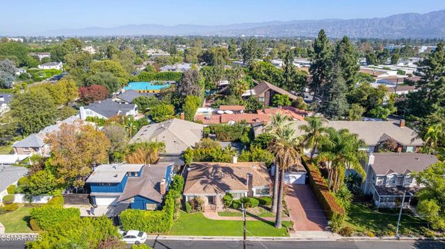 10129 Sarah Street, Toluca Lake, CA 91602