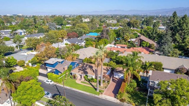 10129 Sarah Street, Toluca Lake, CA 91602