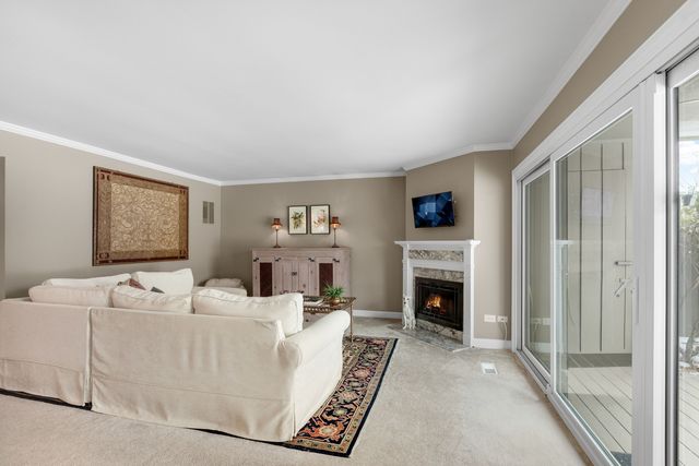 563 Woodview Road D, Lake Barrington, IL 60010