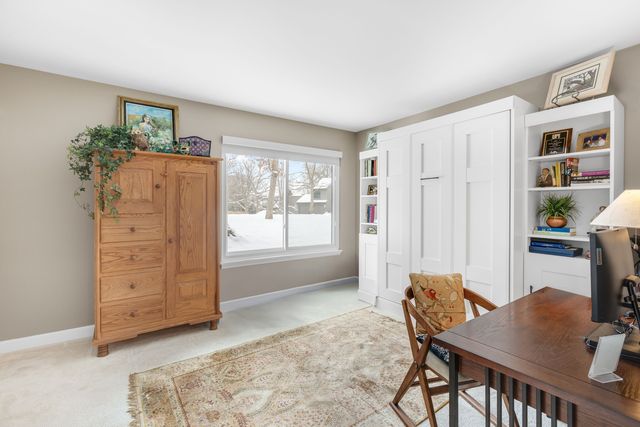 563 Woodview Road D, Lake Barrington, IL 60010