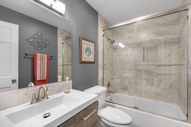 563 Woodview Road D, Lake Barrington, IL 60010