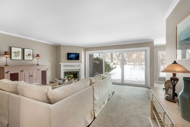 563 Woodview Road D, Lake Barrington, IL 60010