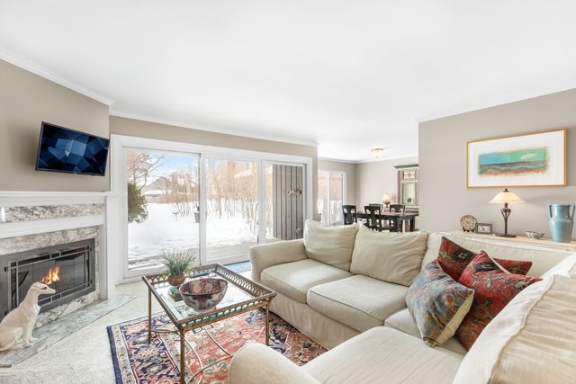 563 Woodview Road D, Lake Barrington, IL 60010