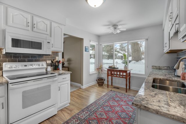 563 Woodview Road D, Lake Barrington, IL 60010