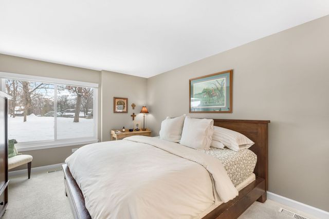 563 Woodview Road D, Lake Barrington, IL 60010