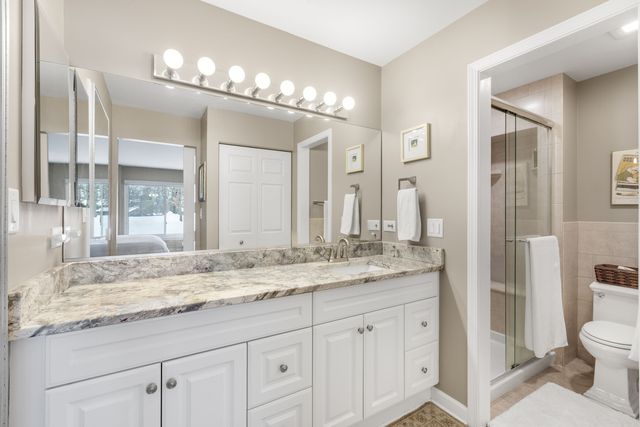 563 Woodview Road D, Lake Barrington, IL 60010