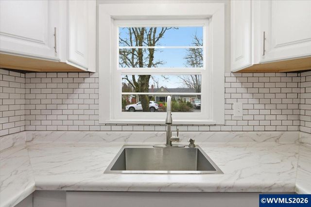 1084 24th St, Salem, OR 97301