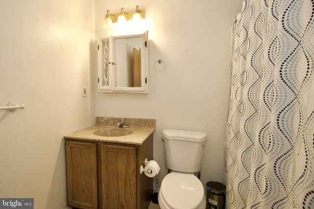 8 SUE LN, Newark, DE 19711