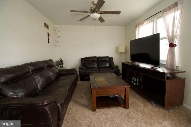 8 SUE LN, Newark, DE 19711